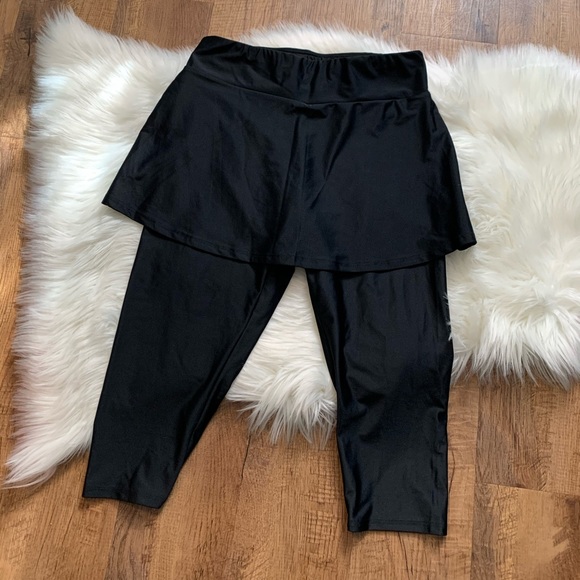 ❌SOLD❌Skirted Swim Capris - Picture 4 of 6